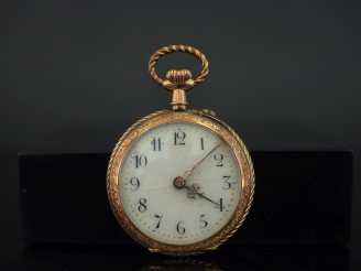 Vente aux enchères Montre de col en or jaune 9k.  Cadran à chiffres arabes pour les heure