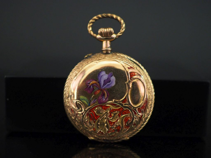 Montre de col en or jaune 9k.  Cadran à chiffres arabes pour les heure