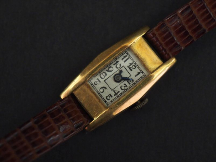 Petite montre bracelet de dame, boitier à pans coupés en or jaune 750.