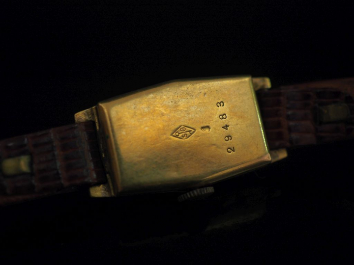 Petite montre bracelet de dame, boitier à pans coupés en or jaune 750.
