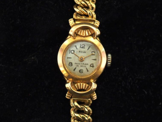 Vente aux enchères AZUR Montre bracelet de dame, boitier et bracelet en or jaune 750. Cad