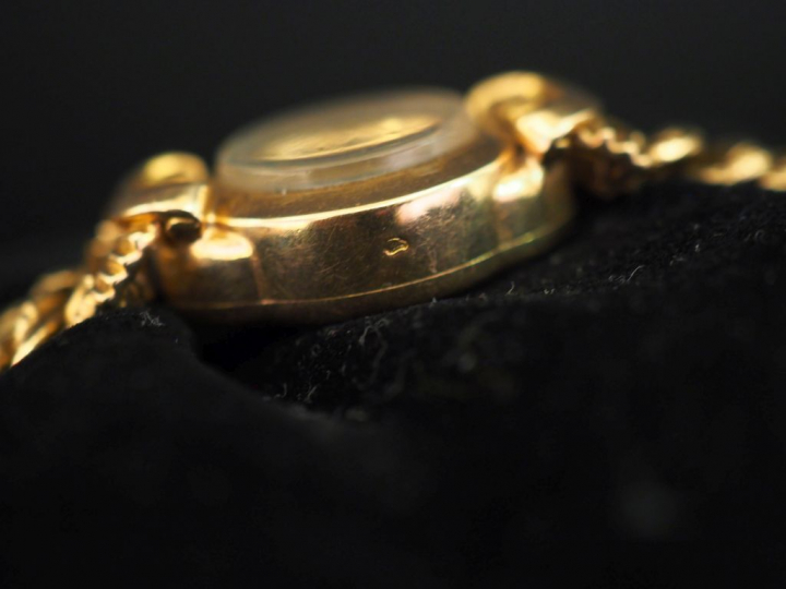 AZUR Montre bracelet de dame, boitier et bracelet en or jaune 750. Cad