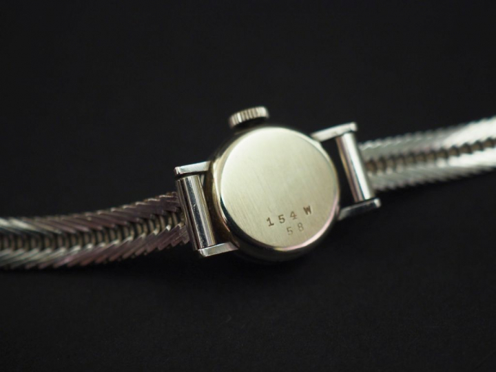 GIRARD PERREGAUX Montre bracelet de dame, boitier et bracelet en or bl