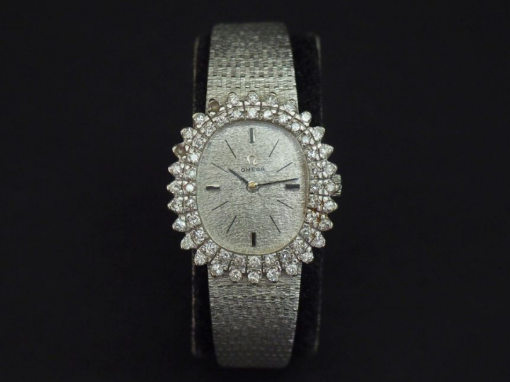 OMEGA Montre bracelet de dame, boitier et bracelet en or blanc 750. Bo