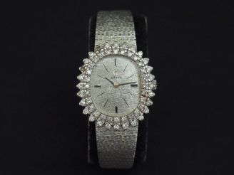 Vente aux enchères OMEGA Montre bracelet de dame, boitier et bracelet en or blanc 750. Bo