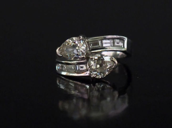 Bague moderne dite "Toi   Moi" en or blanc, sertie de deux diamants ta