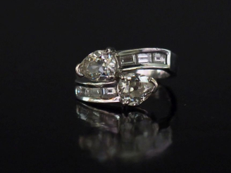 Vente aux enchères Bague moderne dite "Toi   Moi" en or blanc, sertie de deux diamants ta