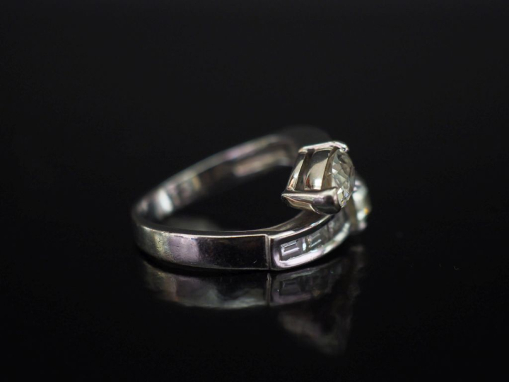 Bague moderne dite "Toi   Moi" en or blanc, sertie de deux diamants ta