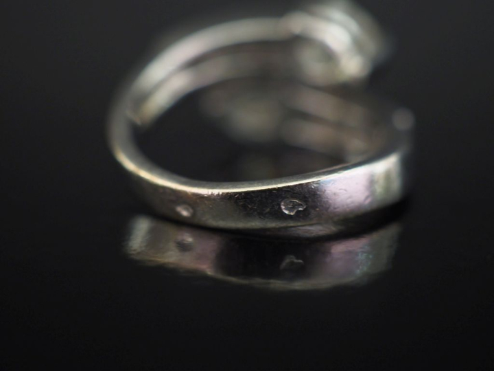 Bague moderne dite "Toi   Moi" en or blanc, sertie de deux diamants ta