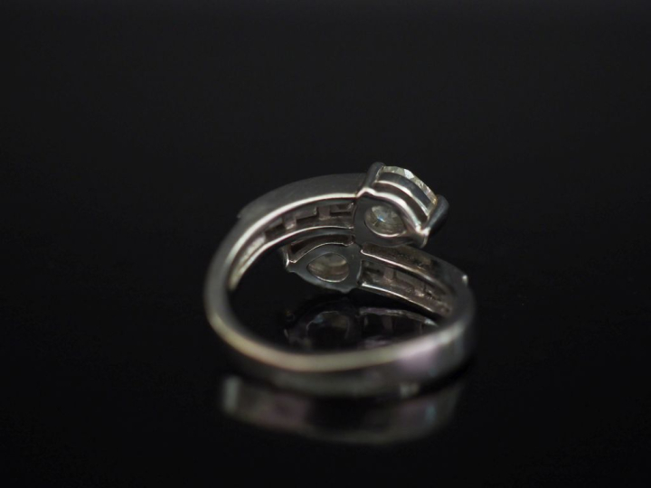 Bague moderne dite "Toi   Moi" en or blanc, sertie de deux diamants ta