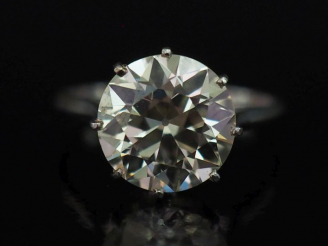 Vente aux enchères Bague solitaire en or blanc, sertie en son centre d'un diamant taille 