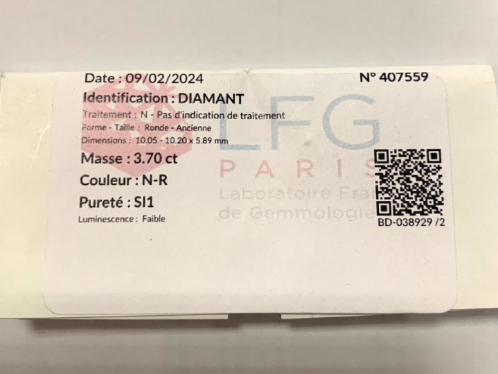 Bague solitaire en or blanc, sertie en son centre d'un diamant taille 