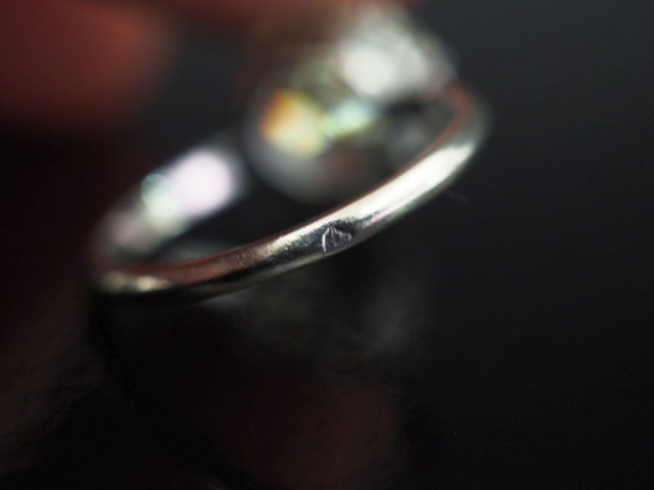 Bague solitaire en or blanc, sertie en son centre d'un diamant taille 