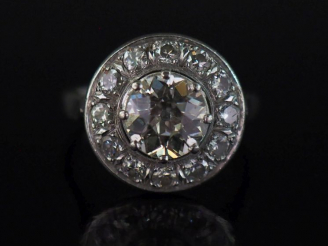 Vente aux enchères Bague ronde en platine 850 et or blanc 750, sertie en son centre d'un 