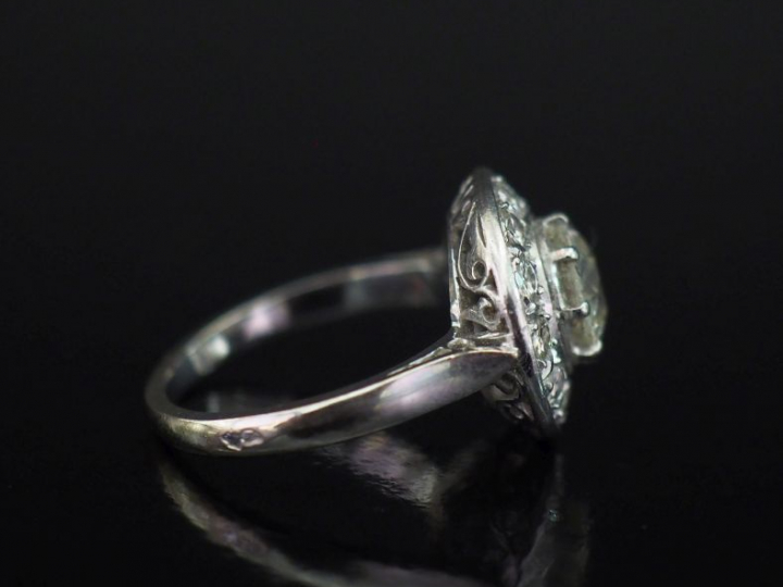Bague ronde en platine 850 et or blanc 750, sertie en son centre d'un 