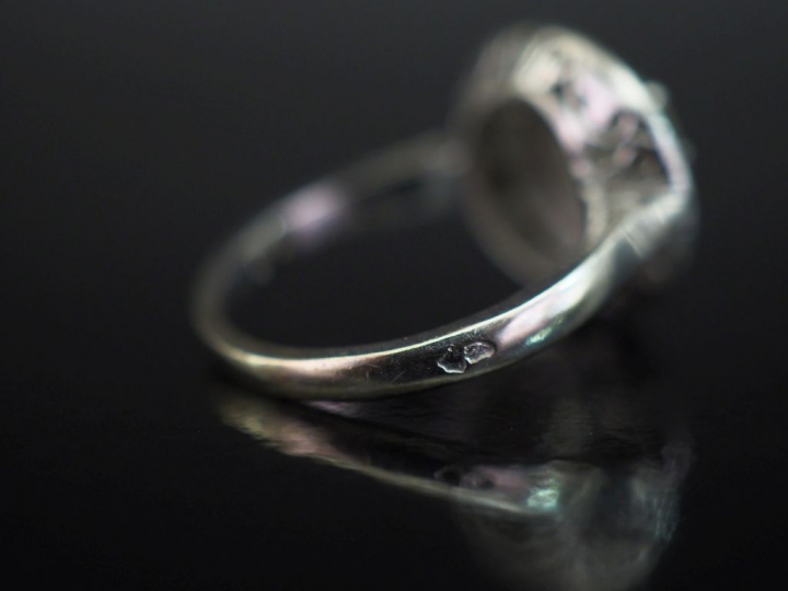 Bague ronde en platine 850 et or blanc 750, sertie en son centre d'un 
