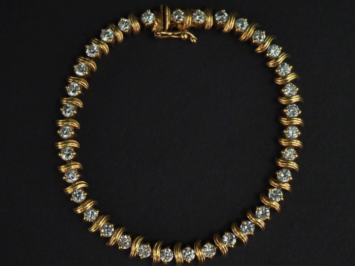 Bracelet souple en or jaune 750, serti de trente-quatre diamants pesan