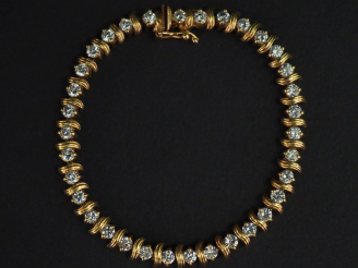Vente aux enchères Bracelet souple en or jaune 750, serti de trente-quatre diamants pesan