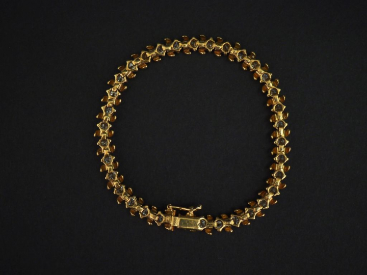 Bracelet souple en or jaune 750, serti de trente-quatre diamants pesan