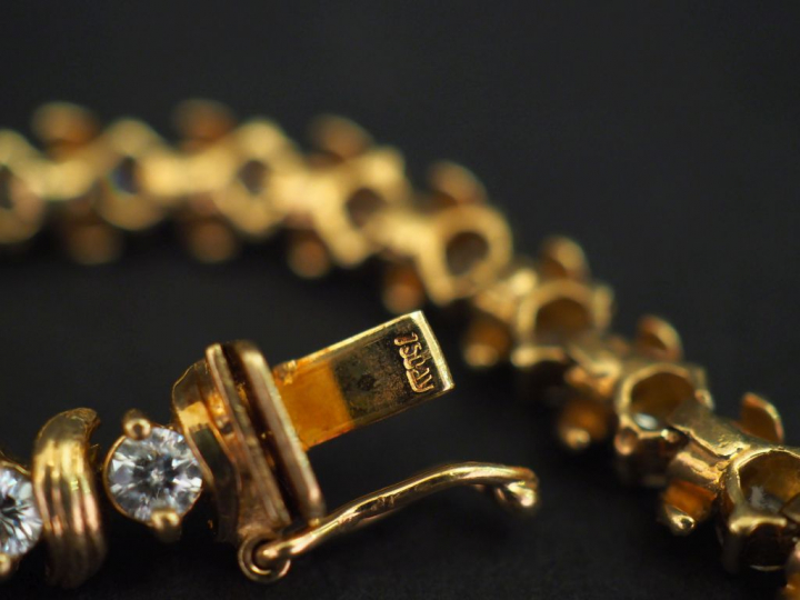 Bracelet souple en or jaune 750, serti de trente-quatre diamants pesan