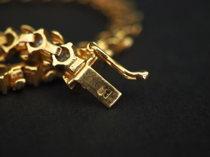 Bracelet souple en or jaune 750, serti de trente-quatre diamants pesan