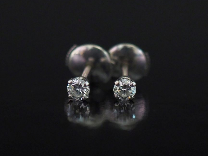 Paire de puces d'oreilles en or blanc, serties d'un diamant de 0,14 ct