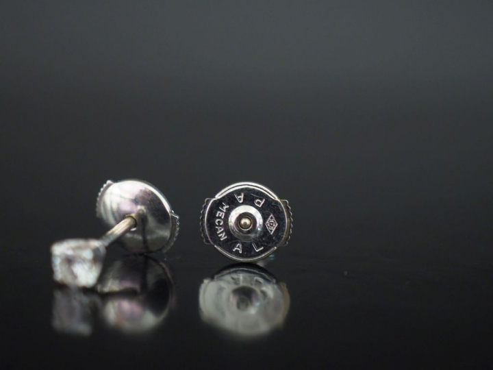 Paire de puces d'oreilles en or blanc, serties d'un diamant de 0,14 ct