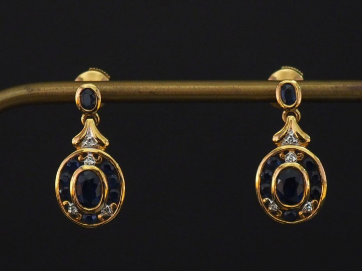 Paire de perces oreilles en or jaune 750, ornés d'un saphir serti clos