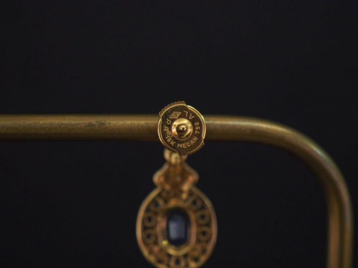 Paire de perces oreilles en or jaune 750, ornés d'un saphir serti clos