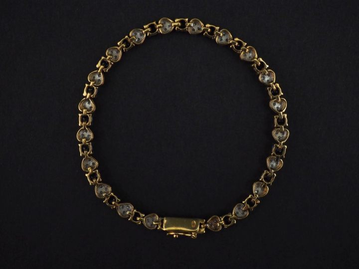 Bracelet articulé en or jaune 750, à décor de petits saphirs alternant