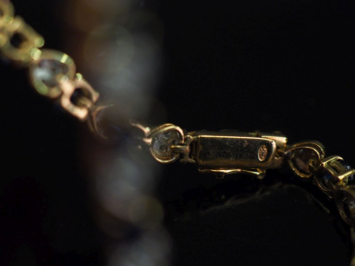 Bracelet articulé en or jaune 750, à décor de petits saphirs alternant