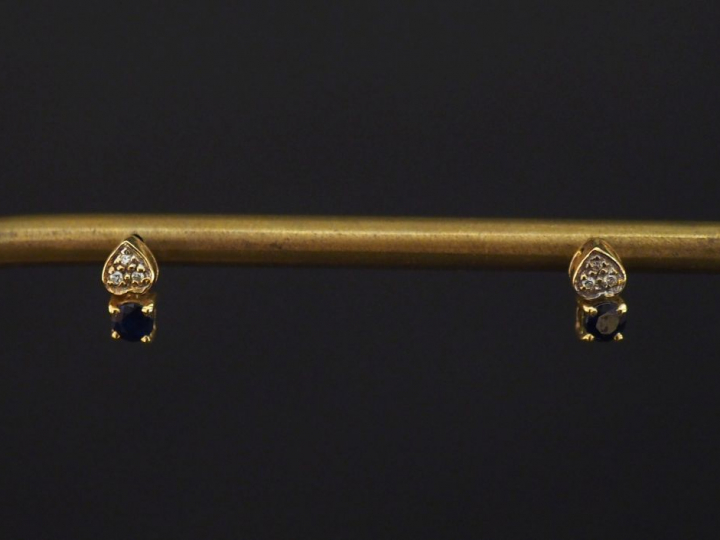 Paire de puces d'oreilles en or jaune 750, sertis de trois petits diam