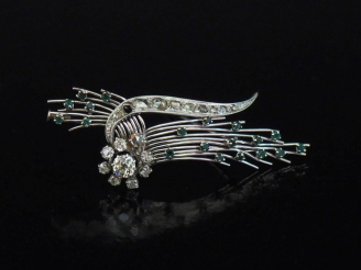 Vente aux enchères Broche en platine et or blanc en forme de gerbe, à décor d'une fleur s