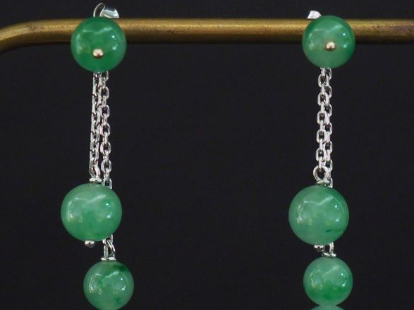 Paire de perces oreilles en or blanc 750 et perles de jadéite composé 