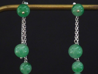 Vente aux enchères Paire de perces oreilles en or blanc 750 et perles de jadéite composé 