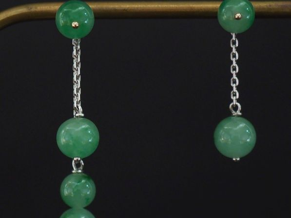 Paire de perces oreilles en or blanc 750 et perles de jadéite composé 