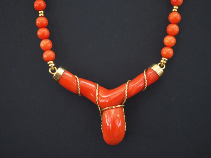 Collier en or jaune 750 et corail.  Long. 42 cm Poids tel. 29,58 g   