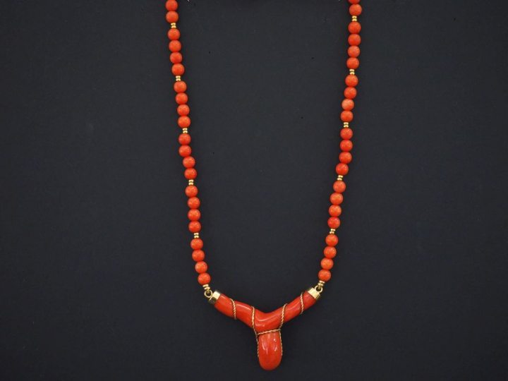 Collier en or jaune 750 et corail.  Long. 42 cm Poids tel. 29,58 g   