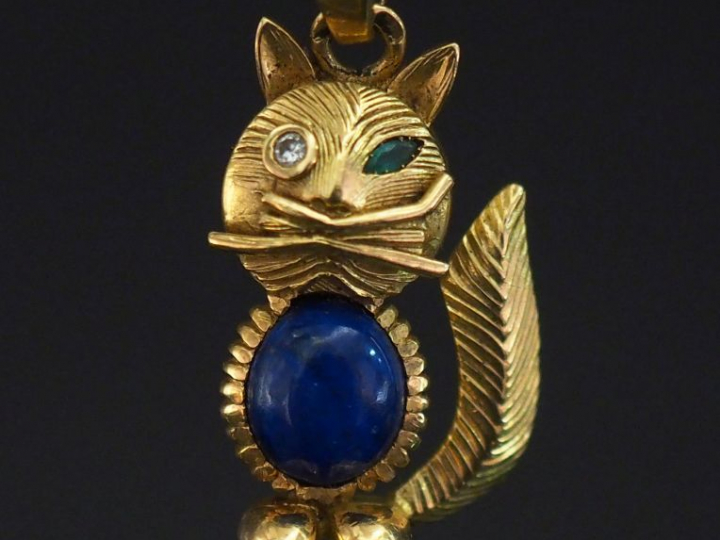 Pendentif en or jaune 750 en forme de chat, le corps serti de lapis la