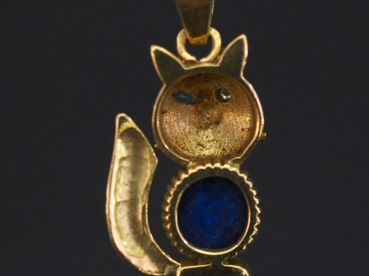 Pendentif en or jaune 750 en forme de chat, le corps serti de lapis la