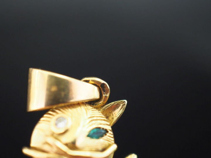 Pendentif en or jaune 750 en forme de chat, le corps serti de lapis la