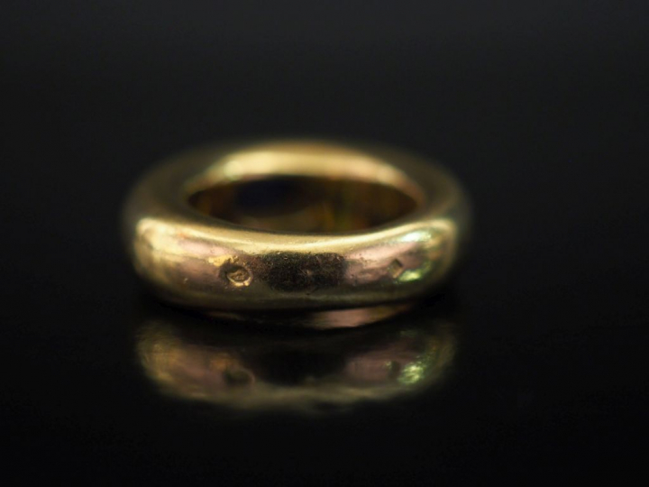 CHAUMET, Paris Bague jonc en or jaune 750, sertie en son centre d'un s