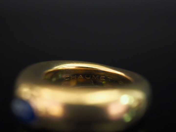 CHAUMET, Paris Bague jonc en or jaune 750, sertie en son centre d'un s