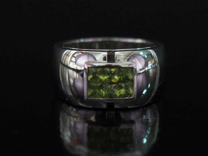 Bague moderne en or blanc 750, sertie en son centre de six pierres ver