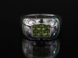 Vente aux enchères Bague moderne en or blanc 750, sertie en son centre de six pierres ver