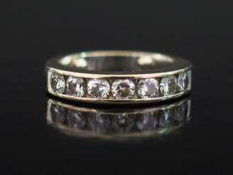 Vente aux enchères Demi-alliance en or blanc 750, sertie d'une ligne de sept diamants de 