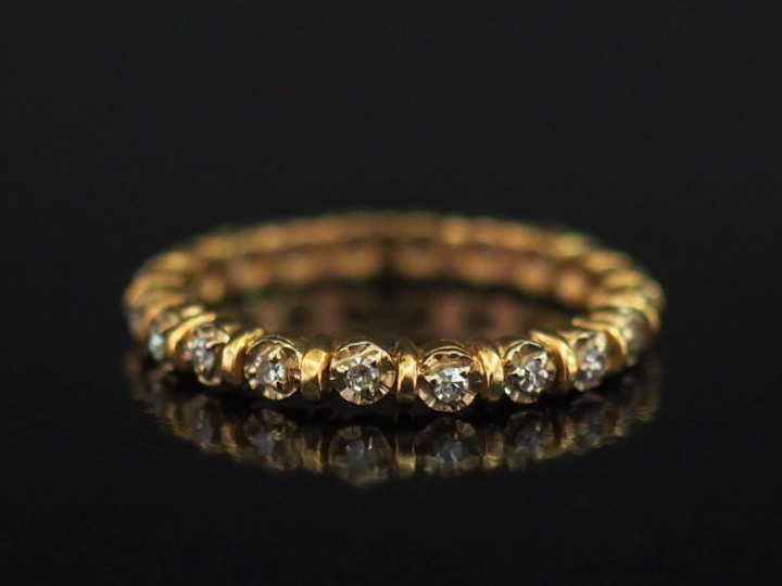 Alliance américaine en or jaune, sertie de petits diamants.  TDD. 53 P