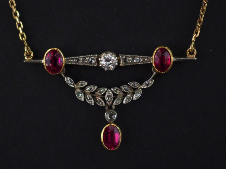 Collier de style Louis XVI en or jaune 750, maille forçat, à décor en 