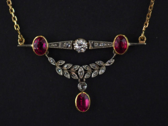 Vente aux enchères Collier de style Louis XVI en or jaune 750, maille forçat, à décor en 