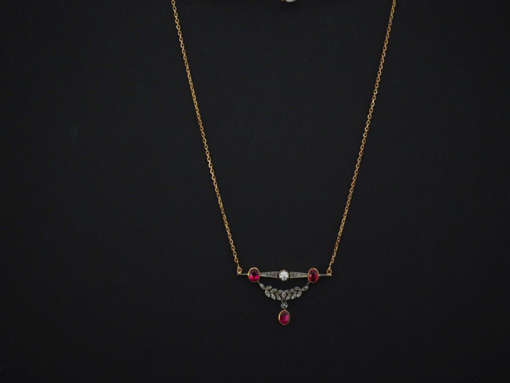 Collier de style Louis XVI en or jaune 750, maille forçat, à décor en 